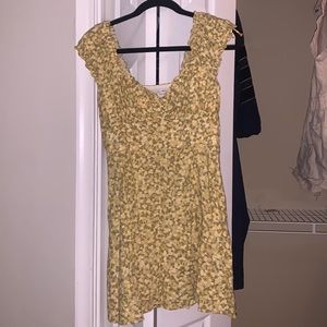 Worn once great condition Zara yellow/green floral dress size M